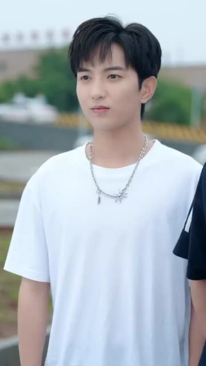 直播开局一句话气哭校花（83集）追风的女孩短剧